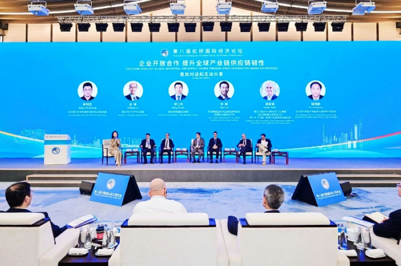 XCMG Showcases Smart Manufacturing at CIIE 2025